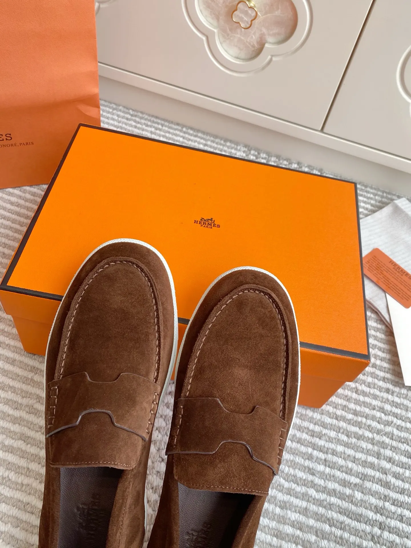 p560✨Hermes Couple Loafers｜Walking in the urban high-end, easily wearing Hermès temperament✨Who says luxury and comfort can’t have both?  This pair of H’s classic loafers really does it!  ▪️"Customized imported Yangjing fabric" is soft and delicate ▪️"Full sheepskin lining" + "soft-soled shoes" design. Your feet will be healed the moment you put them on~ It's like stepping on clouds☁️You won't feel tired after walking all day!  The iconic "H" buckle is low-key and luxurious. It is matched with a rubber outsole. It is lightweight and stylish. Whether you are commuting or shopping, you can easily achieve casual urban style🏙 Can be worn by couples. Full range of sizes, girls 35-41 | boys 39-45. Wear them together when going out. Sweet and high-end💑 Original mold opening. Details are in place. Those who understand will be attracted at a glance ️❤️ #Hermès loafers #coupleshoes #lightweight and versatile shoes